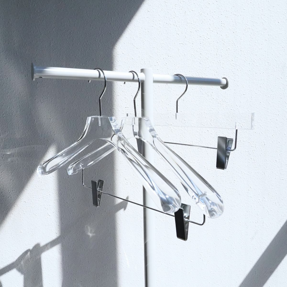 アクリルハンガー　メンズスーツハンガー　クリップ付き 透明 W420cm T4cm